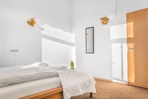 Comfy 2BR Apt WIFI & TV Next to Millenium Tower