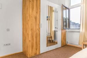 Comfy 2BR Apt WIFI & TV Next to Millenium Tower