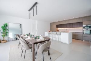 Modern 4-Bedroom Villa with Infinity Pool