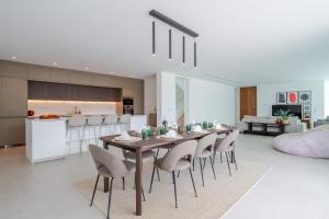 Modern 4-Bedroom Villa with Infinity Pool