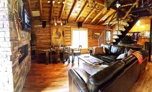 Superb Log Cabin Rental for Groups near Munising and Pictured Rocks National Lakeshore, Michigan