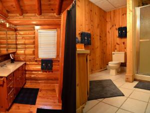 Superb Log Cabin Rental for Groups near Munising and Pictured Rocks National Lakeshore, Michigan