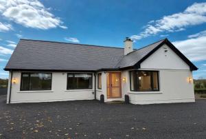 Willow Lodge Cashel- Rock View-Sleeps 8 guests-Spacious- Cosy