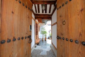 Premium Design Hanok Ubojae 牛步齋 Slow Walk in Bukchon