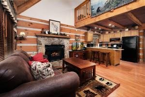 Cozy, secluded 2BR cabin with hot tub & pool table only 1 mile from PF parkway!