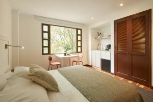 Modern Comfort in the Heart of Zona G 202