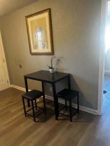 Cozy Luxury One-Bedroom with Designer Lighting