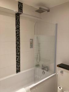 NELL GWYNN HOUSE - Large Studio Apartment with Patio, Sloane Square