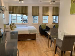 NELL GWYNN HOUSE - Large Studio Apartment with Patio, Sloane Square