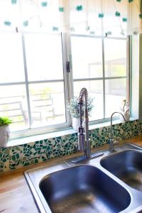 Pet Friendly Fantastic Secluded Cottage with Hot-tub in Rainbow, California