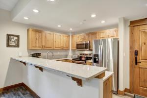 Premium 2 Bedroom Condo in Arrowhead Village! condo