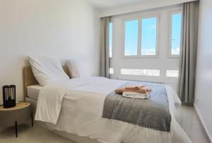 Modern 2-Bed Apt 80m2 with Elevator FREE Parking N19-25