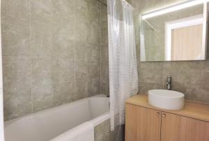 Modern 2-Bed Apt 80m2 with Elevator FREE Parking N19-25