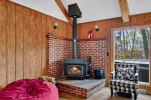 Huge Cabin w Hot Tub, Deck, Grill, Fire Pit, WiFi