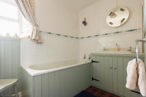 Charming Upper Solva Cottage by Beaches and Harbour
