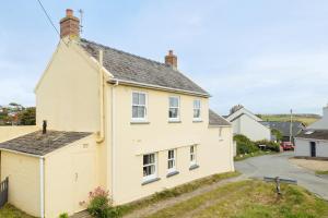 Charming Upper Solva Cottage by Beaches and Harbour
