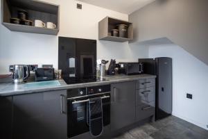 Comfortable Home Near Supermarket with Parking & Garden