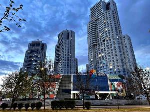 36th floor Sky city- 2 bedroom app free private parking