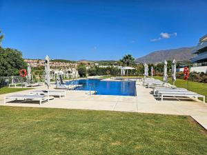 Penthouse apartment in Azahar de Estepona, 2km from Azata Golf