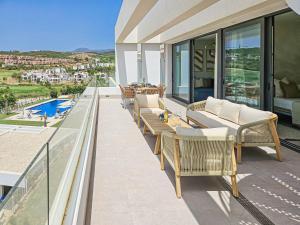 Penthouse apartment in Azahar de Estepona, 2km from Azata Golf