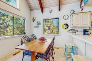 2BR Dog-Friendly Cabin with Lake Views