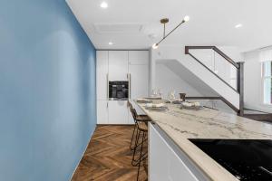 Contemporary 2-Bedroom Escape in Notting Hill