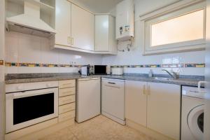 Sunny 1BDR Flat with Pool in Vau by LovelyStay