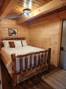 Group Friendly Cabin with Spa on the Deck near Tappan Lake in Ohio