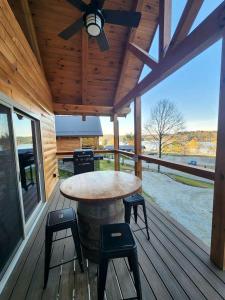 Group Friendly Cabin with Spa on the Deck near Tappan Lake in Ohio