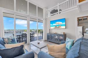 St Kitts - Downtown Waterfront Penthouse Pool Dock Parking