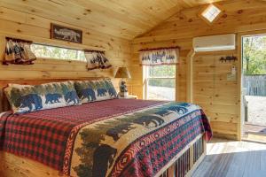 6 Mi to Great Smoky Mtns Cozy Retreat in Cosby!