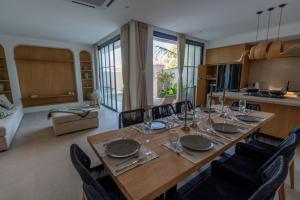 Balangan 4 bedrooms with rooftop and Jacuzzi