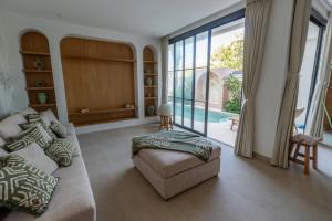 Balangan 4 bedrooms with rooftop and Jacuzzi