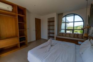 Balangan 4 bedrooms with rooftop and Jacuzzi