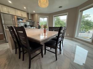 Riverview Walk to Falls Newly Renovated 4 BDRMS