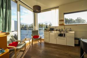 Newly renovated houseboat The Waterhouse
