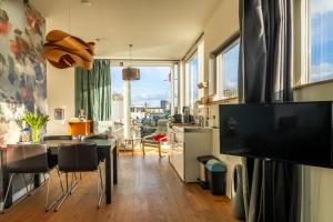 Newly renovated houseboat The Waterhouse