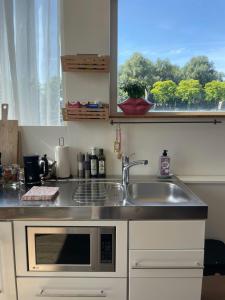 Newly renovated houseboat The Waterhouse