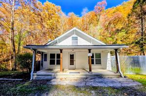 3BR House with BBQ & Fire pit Bryson City