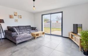 Cozy Home In Saint Germain Sur Ay With Wifi