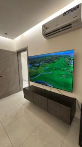 استديو دخول ذاتي وشاشة 75 بوصة