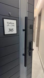 استديو دخول ذاتي وشاشة 75 بوصة