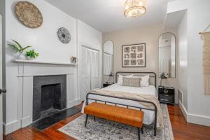 Historic second story apt for monthly stays only