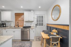 Historic second story apt for monthly stays only