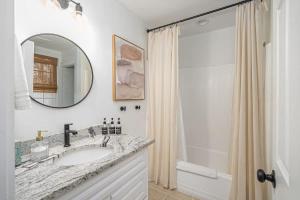 Historic second story apt for monthly stays only