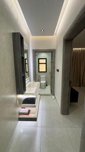 استديو دخول ذاتي وشاشة 75 بوصة