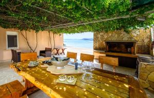 Lovely Apartment In Sreser With House Sea View