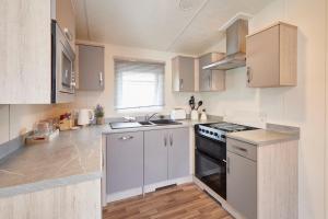 Pine Lodge with Hot Tub