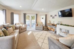 Pine Lodge with Hot Tub