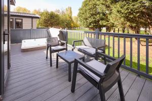 Pine Lodge with Hot Tub